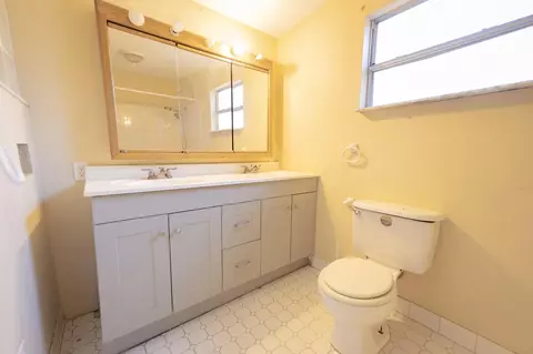 Bath - 1220 N Parkview St, Perry, FL 32347 photo 1 of 3