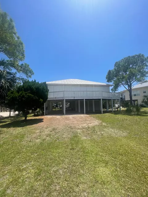 712 Buck St, Saint George Island, FL 32328