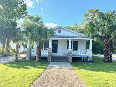 102 E Meridian St, Carrabelle, FL 32322