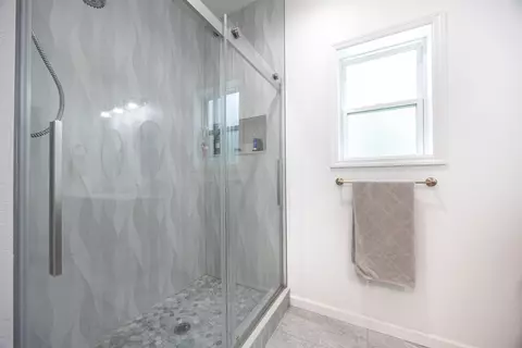 Bath - 160 NE Gloriosa Ln, Lee, FL 32059 photo 3 of 4