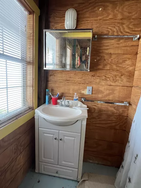 Bath - 508 Gulf Shore Dr, Carrabelle, FL 32322 photo 3 of 3