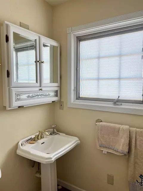 Bath - 508 Gulf Shore Dr, Carrabelle, FL 32322 photo 2 of 3