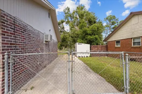 Exterior - 1121 E Julia St, Perry, FL 32347 photo 3 of 8