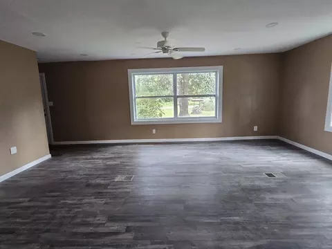 Living - 1059 Glennis Cruce, Perry, FL 32347 photo 1 of 2