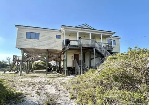 512 Gulf Shore Dr, Carrabelle, FL 32322