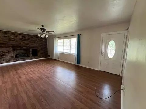 Living - 287 NE Jay St, Madison, FL 32340 photo 3 of 4