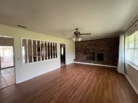 Living - 287 NE Jay St, Madison, FL 32340 photo 1 of 4