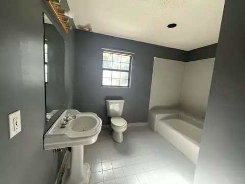 Bath - 8656 High Bridge Rd, Midway, FL 32343 photo 2 of 3