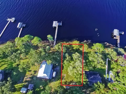 98 River Dr, Ochlockonee Bay, FL 32346