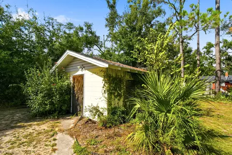 Exterior - 614 W Leon St, Perry, FL 32347 photo 3 of 5