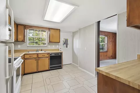 Kitchen - 614 W Leon St, Perry, FL 32347 photo 1 of 2