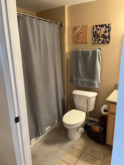 Bath - 215 W College Ave #511, Tallahassee, FL 32301 photo 1 of 2