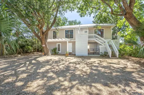 35 Sunrise Ln, Panacea, FL 32346