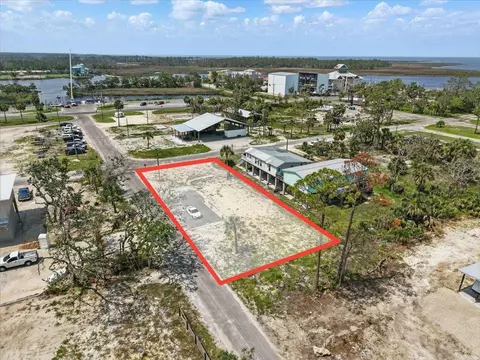 9 NE First St, Steinhatchee, FL 32359