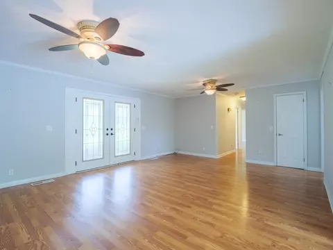 Living - 405 NW Whispering Pines Loop, Madison, FL 32340 photo 3 of 11