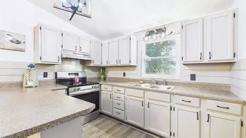 Kitchen - 1205 N Allen St, Perry, FL 32347 photo 2 of 3