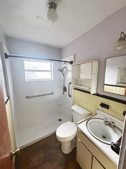 Bath - 1207 N Cherry St, Perry, FL 32347 photo 2 of 3