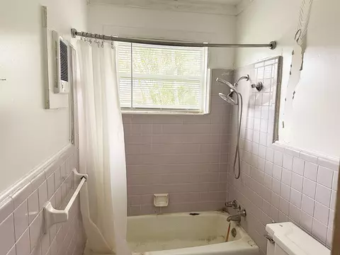 Bath - 1207 N Cherry St, Perry, FL 32347 photo 3 of 3