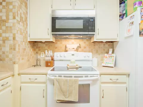 Kitchen - 249 NE Bevan Loop, Madison, FL 32340 photo 3 of 4