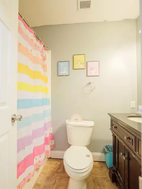 Bath - 249 NE Bevan Loop, Madison, FL 32340 photo 3 of 5