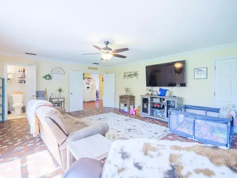 Living - 249 NE Bevan Loop, Madison, FL 32340 photo 2 of 5