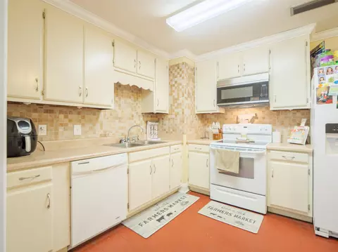 Kitchen - 249 NE Bevan Loop, Madison, FL 32340 photo 2 of 4