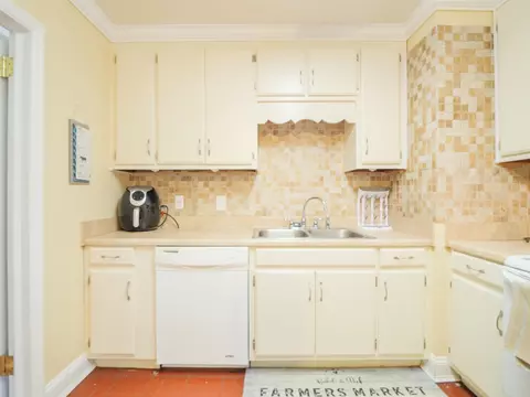 Kitchen - 249 NE Bevan Loop, Madison, FL 32340 photo 4 of 4