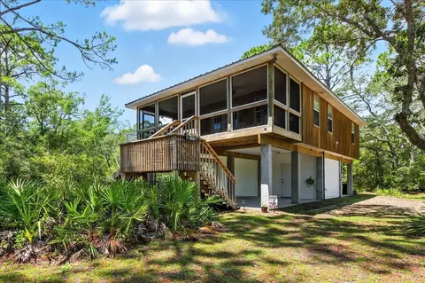 14 Knotty Pine St, Ochlockonee Bay, FL 32346