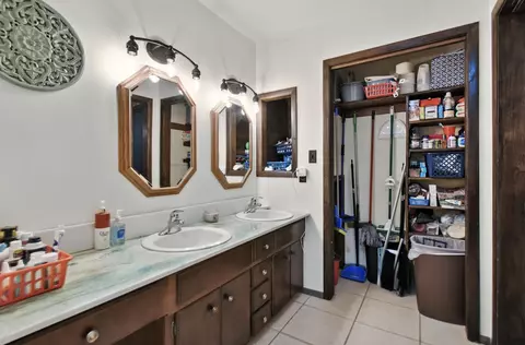 Bath - 593 E Ash St, Perry, FL 32347 photo 3 of 5
