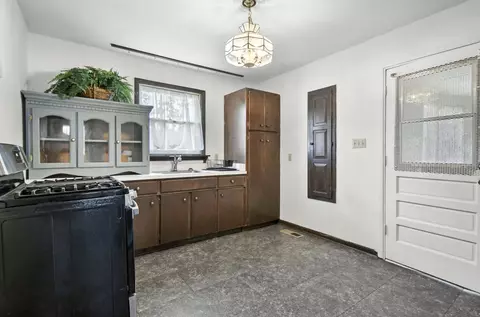 Kitchen - 593 E Ash St, Perry, FL 32347 photo 5 of 5