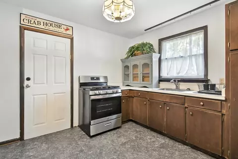 Kitchen - 593 E Ash St, Perry, FL 32347 photo 4 of 5
