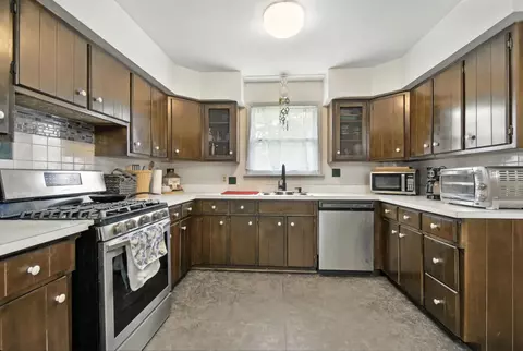 Kitchen - 593 E Ash St, Perry, FL 32347 photo 1 of 5