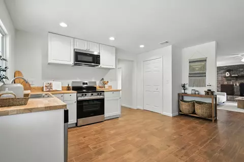 Kitchen - 907 SE Second Ave, Steinhatchee, FL 32359 photo 3 of 4