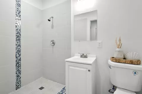 Bath - 907 SE Second Ave, Steinhatchee, FL 32359 photo 2 of 6