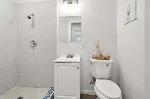 Bath - 907 SE Second Ave, Steinhatchee, FL 32359 photo 3 of 6