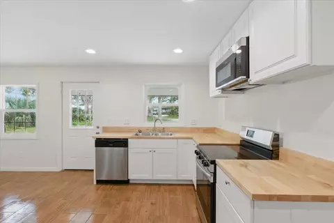Kitchen - 907 SE Second Ave, Steinhatchee, FL 32359 photo 4 of 4