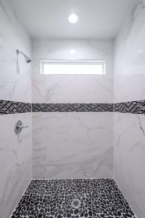 Bath - 2539 Tiny Leaf Rd, Tallahassee, FL 32305 photo 4 of 6