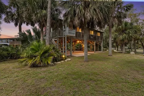Exterior - 325 NW Third Ave, Perry, FL 32348 photo 7 of 16