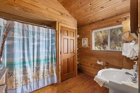 Bath - 325 NW Third Ave, Perry, FL 32348 photo 2 of 3