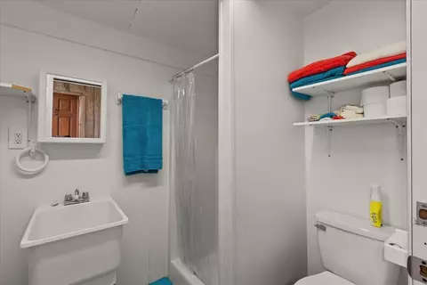 Bath - 325 NW Third Ave, Perry, FL 32348 photo 3 of 3