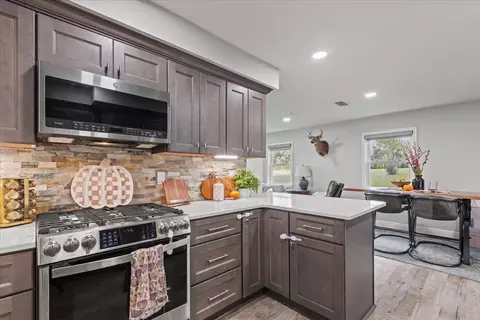 Kitchen - 647 SE Regency Trl, Madison, FL 32340 photo 5 of 7