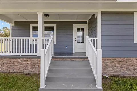 Exterior - 647 SE Regency Trl, Madison, FL 32340 photo 4 of 13