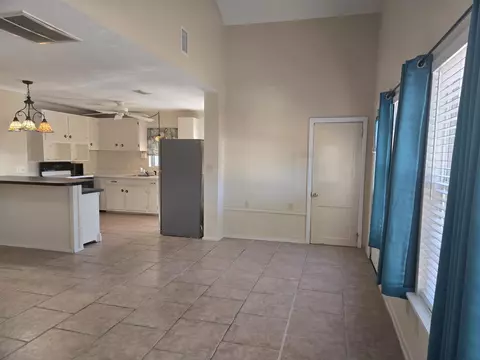 Living - 51 E Pine St # -1, Carrabelle, FL 32322 photo 2 of 8