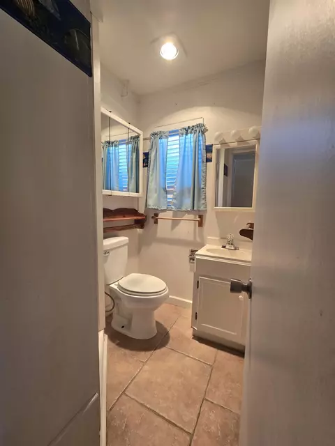 Bath - 51 E Pine St # -1, Carrabelle, FL 32322 photo 6 of 7
