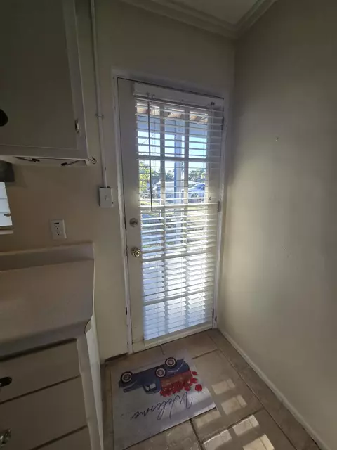 Entry Way - 51 E Pine St # -1, Carrabelle, FL 32322 photo 1 of 4