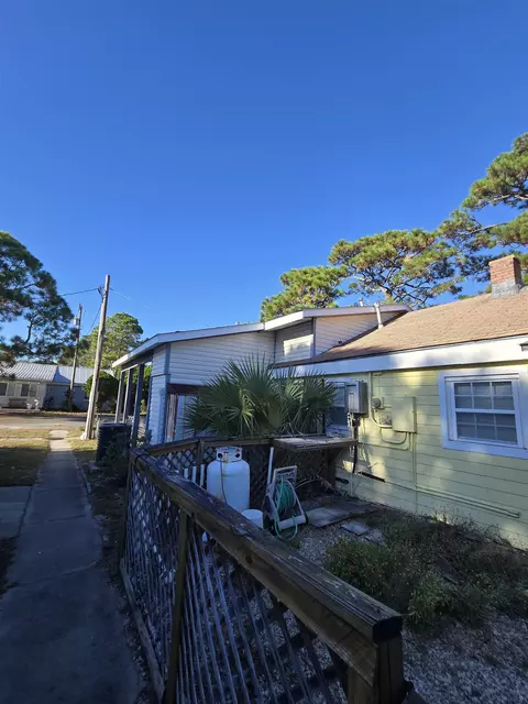 Exterior - 51 E Pine St # -1, Carrabelle, FL 32322 photo 14 of 16