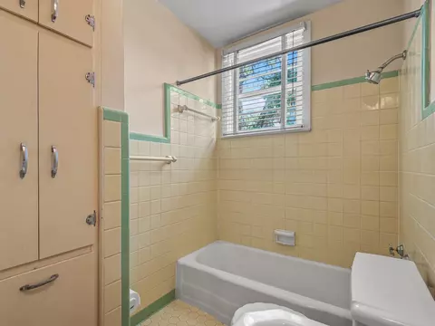 Bath - 415 W Main St, Perry, FL 32347 photo 3 of 4