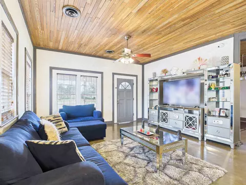 Living - 608 Plantation Rd, Perry, FL 32348 photo 2 of 3