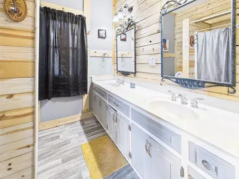 Bath - 608 Plantation Rd, Perry, FL 32348 photo 2 of 3