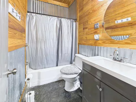 Bath - 608 Plantation Rd, Perry, FL 32348 photo 1 of 3